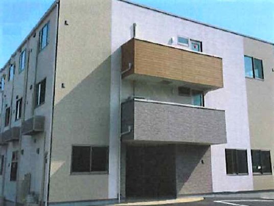 白壁の現代的な外観