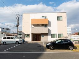 モダンな施設の外観