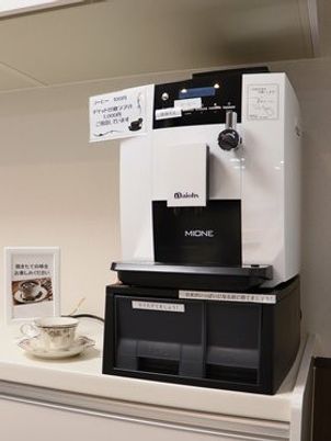 コーヒーマシーンとカップ