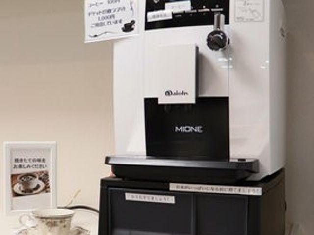 コーヒーマシーンとカップ 設備 一息つけるコーヒーコーナーです。香り高いコーヒーをいつでも自由に楽しめ、リラックスした時間を過ごせます。
