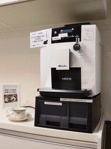 コーヒーマシーンとカップ