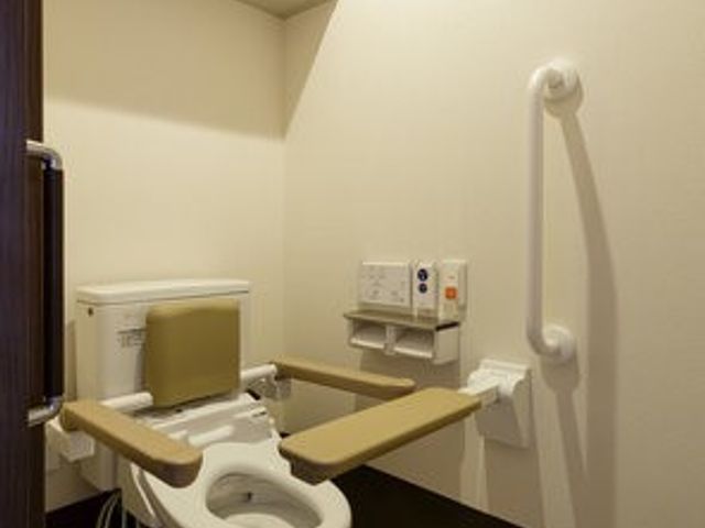 バリアフリートイレ 浴室 手すり付きで安全に配慮された清潔なトイレです。利用者の自立支援に役立つ設計になっています。