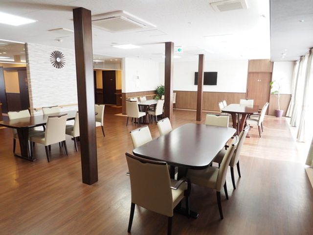 明るいダイニングルーム リビング ゆとりある空間のダイニングルームが、居心地の良い環境を提供しています。見守りが必要な方でも安心して食事の時間を楽しめます。