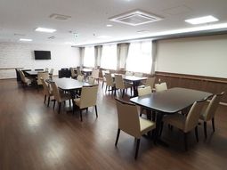 明るい共用ダイニング