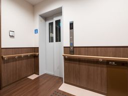清潔な廊下とエレベーター