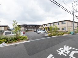 清潔感ある外観と駐車場