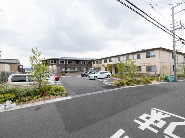 清潔感ある外観と駐車場
