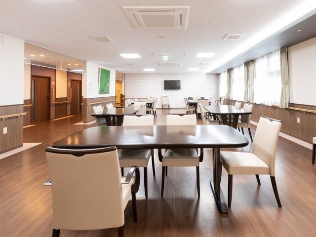 広々とした明るい食堂 共有スペース 明るく開放的な雰囲気の食堂で、入居者の皆さんがゆったりとした時間を過ごされています。清潔感溢れるこの空間で、入居者様の笑顔が生まれるお手伝いをしませんか。
