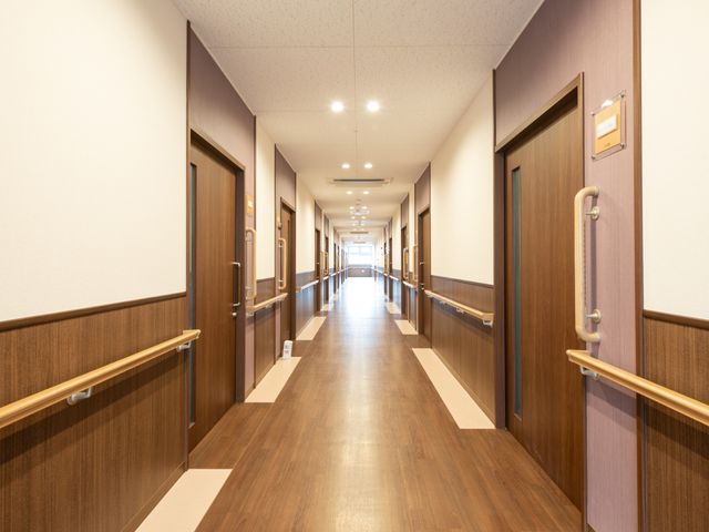 清潔感のある明るい廊下 廊下 手すりが設けられた落ち着いた色合いの廊下は、歩行に不安のある方でも安心してお使いいただけます。