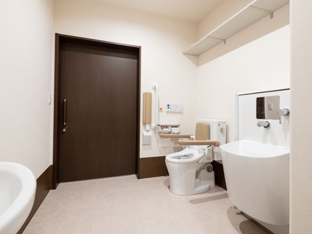 バリアフリートイレの様子 トイレ 高いアクセシビリティを誇る清潔なトイレスペースです。手すりや広々とした動線が考慮されており、利用しやすくなっています。