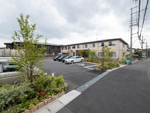 静かな外観の施設