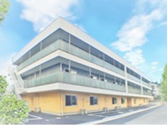 明るい外観の建物