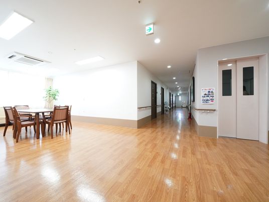 広々とした清潔な廊下