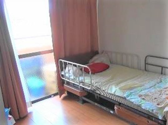 居室のベッドと窓