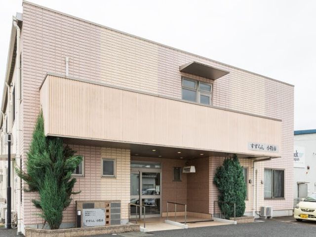 施設の外観 外観   落ち着いた色合いの建物で、入口まわりはゆとりがあります。就業先を考える際に、出入りのしやすさを確認しやすい外観です。