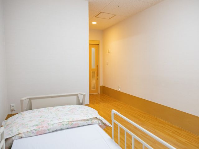 光が差し込む居室 居室 明るく清潔な部屋で、リラックスして過ごせます。温かみのあるフローリングが特徴です。