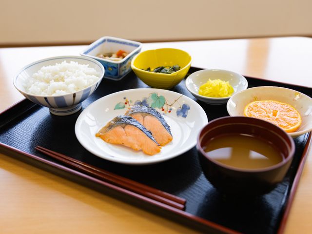 和定食の盛り付け 料理 バランスの良い食事が提供されます。スタッフが心を込めて作る栄養満点の和定食です。