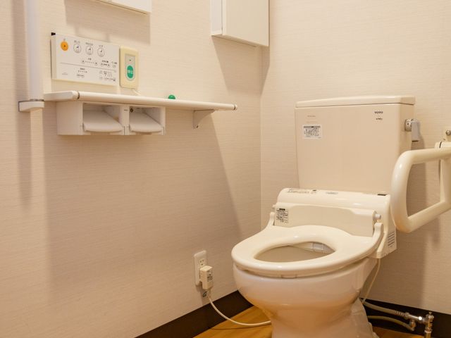 手すり付きトイレ トイレ 手すりが設置された安全設計のトイレです。快適に使用できるよう機能面も整っています。