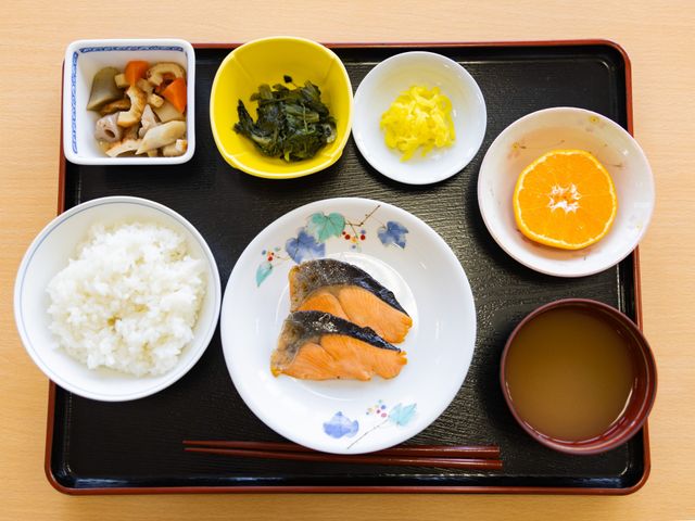 料理が並ぶトレー 料理 栄養バランスの取れた和食の献立です。盛りつけも美しく、視覚でも楽しめます。