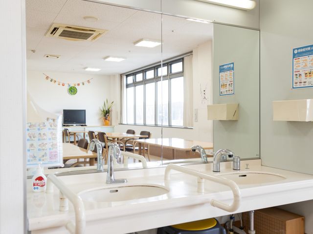 広々とした洗面台 洗面台 手洗いや歯磨きのために便利な、広くて使いやすい洗面スペースです。明るい雰囲気で清潔感があります。