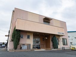 施設正面の建物