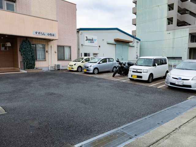 駐車場の外観 外観 広々とした駐車スペースが確保されています。車での通勤を考えている方にも便利です。