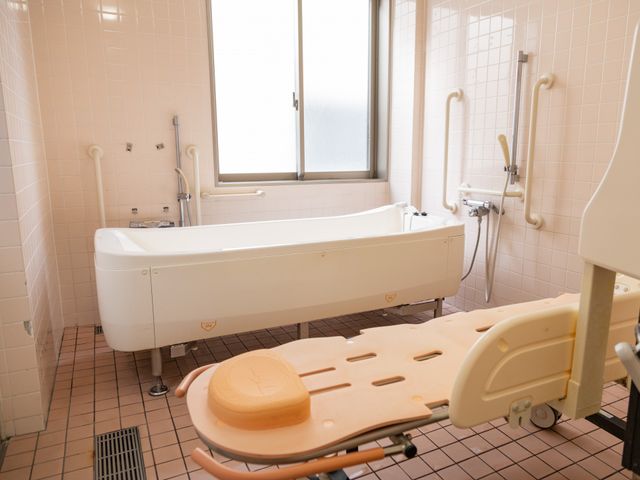 広々とした浴室 浴室 ゆったりとした浴槽には、安心して利用できる手すりが備えられています。自然光が差し込む明るい空間です。