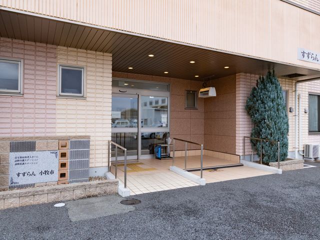 温かみのある玄関 エントランス 広々とした玄関は、車椅子でも移動しやすいバリアフリー設計です。温かい雰囲気が魅力的です。
