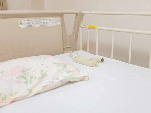 ベッドのある居室 居室 明るく清潔な居室です。リモコンが手元にあり、快適に過ごす工夫がされています。