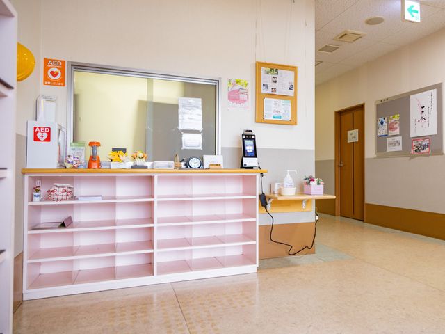 受付の様子 フロント シューズラックがあるフロントです。明るく清潔な空間で、訪問者を迎えます。