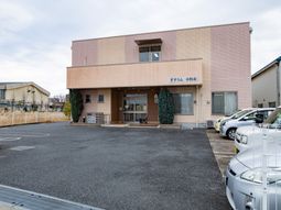 優しい外装の建物外観
