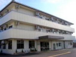 白い壁の建物外観