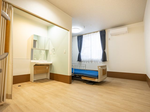 広々とした居室 居室 自然光が入る明るい居室です。エアコン完備で快適に過ごせます。