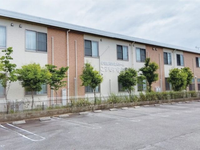 建物外観 外観   落ち着いた色合いの2階建ての建物で、窓が整然と並んでいます。前面に駐車スペースがあり、出入りしやすそうです。