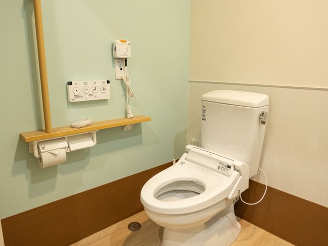 車椅子対応トイレ トイレ 手すり付きの清潔なトイレは、使いやすく安全な設計です。車椅子でも安心して利用できます。