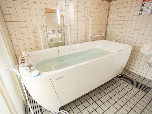 広々とした浴室 浴室 自然光がたっぷりと入る明るい空間です。浴槽は安全に配慮されたデザインになっています。
