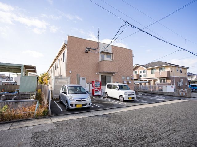 駐車場のある建物外観 外観 広い駐車場を備えた施設です。車での通勤が便利になっています。