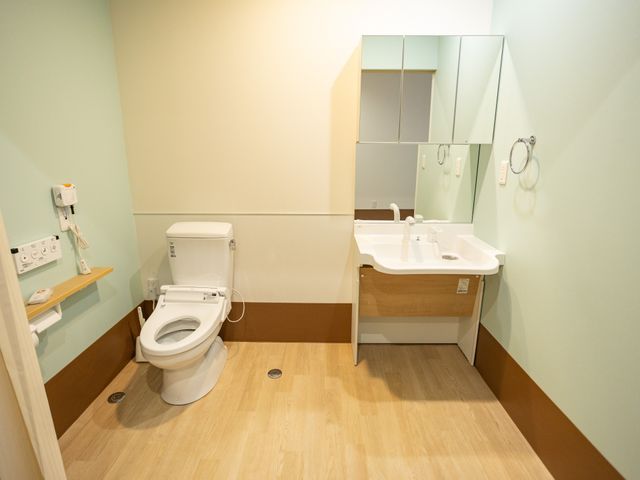 広々としたトイレ トイレ 広々としたトイレには、手すりが設置され、安全に利用できる工夫が施されています。