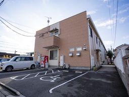 駐車場付きの外観