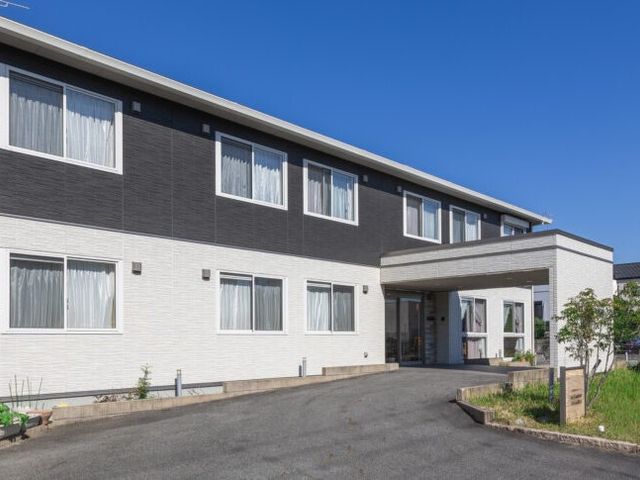 施設の外観 外観   青空の下に広がるすっきりした外観で、窓が多く明るい印象です。車寄せがあり、出入りのしやすさも感じられます。