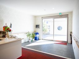 光が入る明るいエントランス