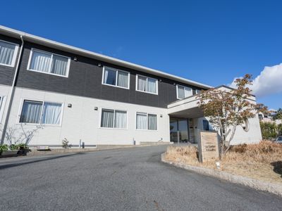 明るい建物外観