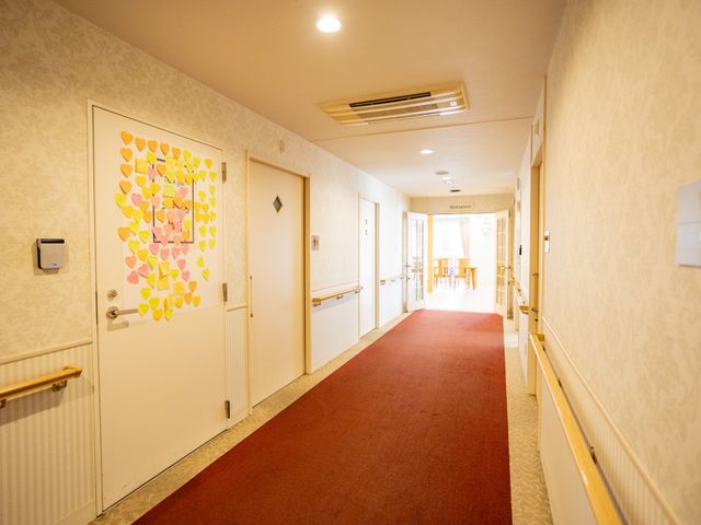 明るい廊下 廊下 自然光が差し込む廊下は、明るく開放的な雰囲気で、移動も快適に行えます。