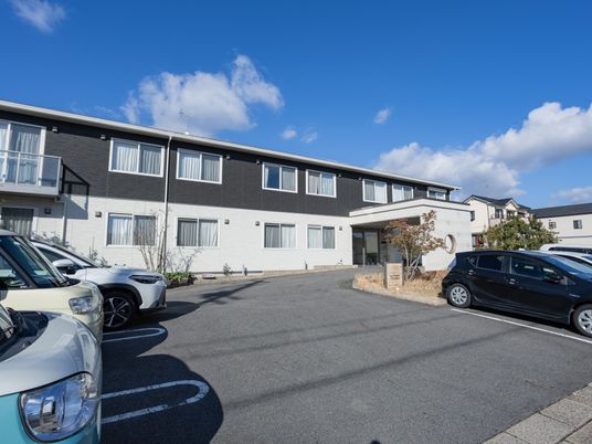駐車場のある建物外観