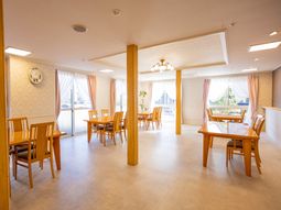 自然光が入る広々とした部屋