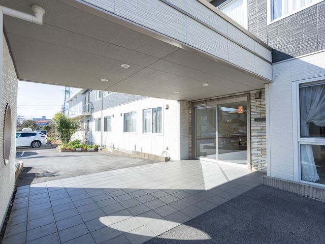 明るいエントランス エントランス 開放感がある入口は、訪れる人を温かく迎え入れます。あなたの働く場所に相応しい明るさです。