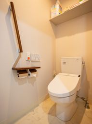 明るいトイレの設備  