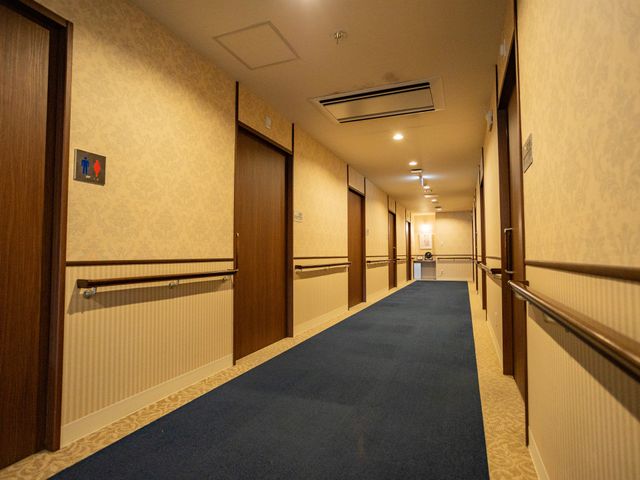 落ち着いた廊下 廊下 穏やかな雰囲気の中で、両側の手すりにより安全に移動が可能な通路です。