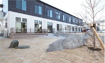笑顔で挨拶を交わすスタッフ