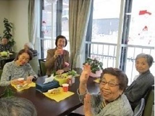 笑顔の集い活気の食堂